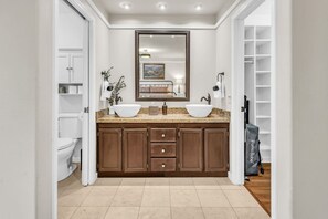 Badewanne, umweltfreundliche Kosmetikartikel, Haartrockner, Handtücher