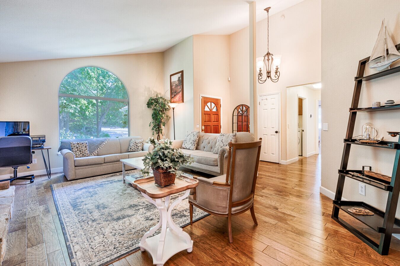 Una Smart TV, una chimenea, libros, un reproductor estéreo