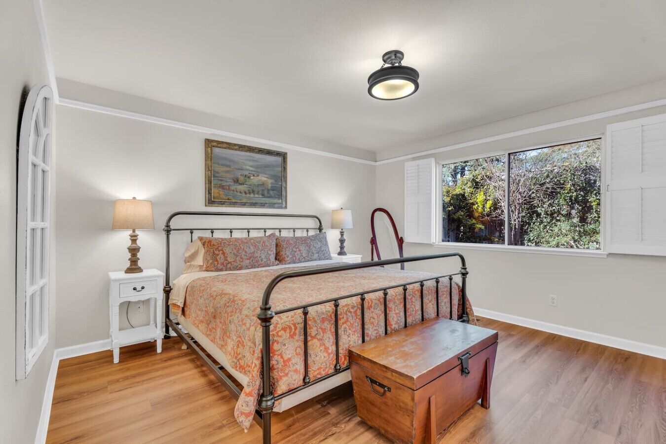 3 bedrooms, desk, iron/ironing board, travel cot