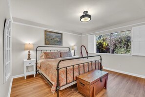 3 Schlafzimmer, Schreibtisch, Bügeleisen/Bügelbrett, Reisekinderbett