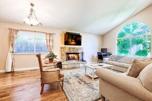 Smart TV, fireplace, books, stereo - Spacious Oasis Hot Tub Backyard Garden 3BR/2BA (Sonoma)