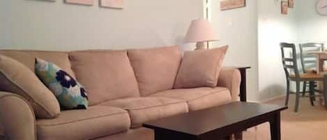 Fernseher, Tischtennisplatte, Bücher