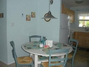 Dining - Condo# 218 2 Bed/1 bath Condo Steps to Siesta Key Beach! (Sarasota)
