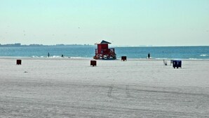 Ein Strand mit einem Rettungsturm, Sand und dem Meer.