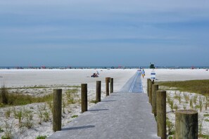 Beach nearby - Condo# 415 2 Bed/1 bath Condo Steps to Siesta Key Beach! (Sarasota)