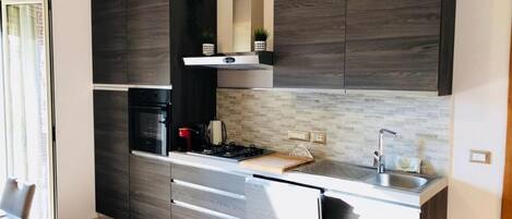 Een koelkast, een microgolfoven, een oven, een vaatwasser