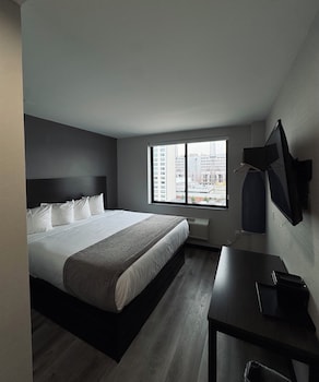 Single Room, 1 Queen Bed, Non Smoking | Down comforters, desk, laptop workspace, free WiFi at Capital Hotel