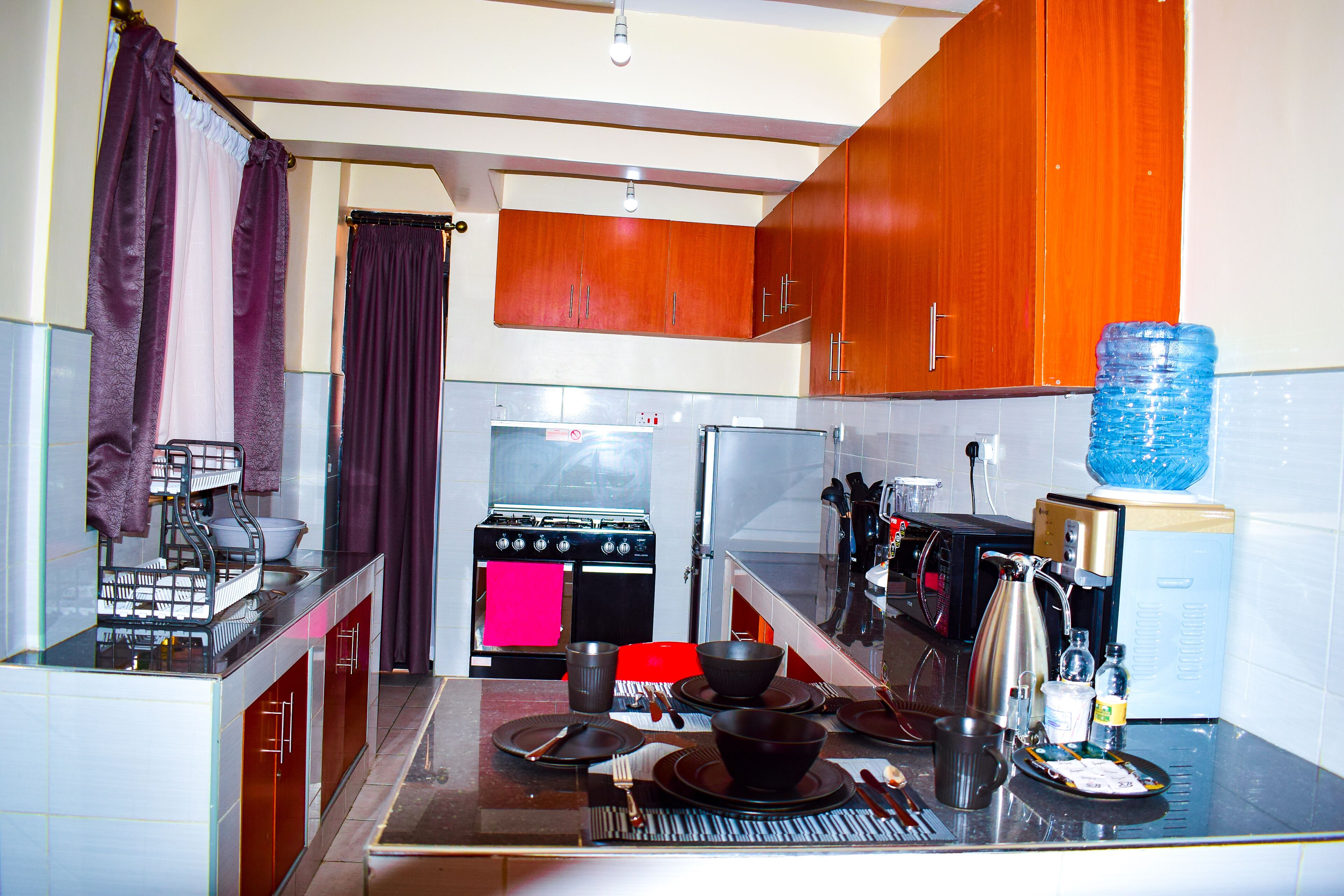 Jääkaappi, mikroaaltouuni, uuni, liesi