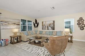Family room - Luxurious 7 Bedroom Villa, 20 minutes from Disney! (Davenport)