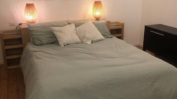 2 slaapkamers, een kluis op de kamer, een strijkplank/strijkijzer, wifi