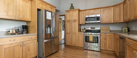 Geladeira, micro-ondas, fogão, cooktop