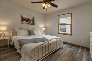 4 habitaciones, tabla de planchar con plancha y cuna de viaje 