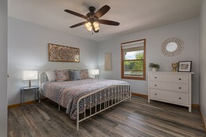 4 bedrooms, iron/ironing board, free WiFi, bed sheets