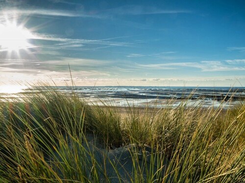 Cosy house & private garden • Beaches 5 min away