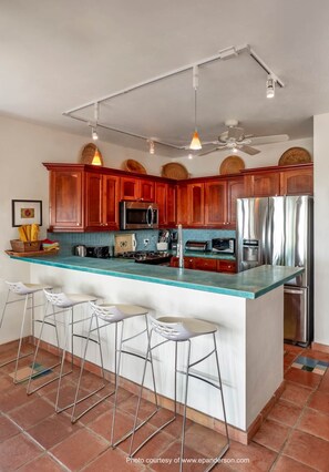Fridge, microwave, oven, stovetop - Casa de Colores, Vieques (Vieques)