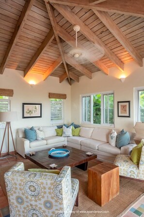 TV, DVD-spiller og stereoanlegg