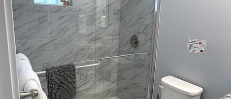 Douche, sĂšche-cheveux, serviettes fournies, savon