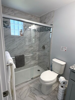 Dusche, Haartrockner, Handtücher, Seife