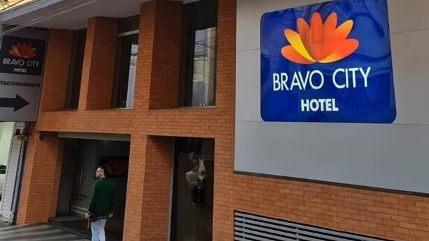 A hotel with a prominent sign for Bravo City Hotel. - Bravo City Hotel São Jose do Rio Preto (São José do Rio Preto)