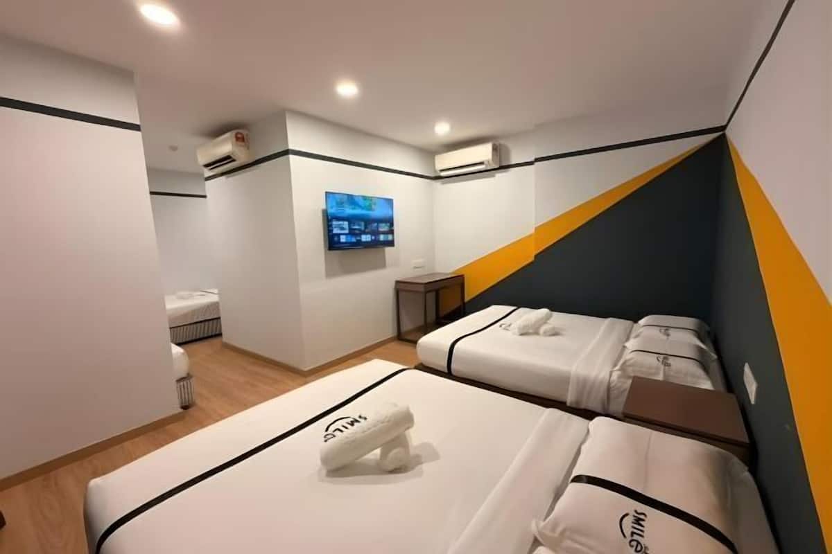 Escritorio, tabla de planchar con plancha, wifi gratis