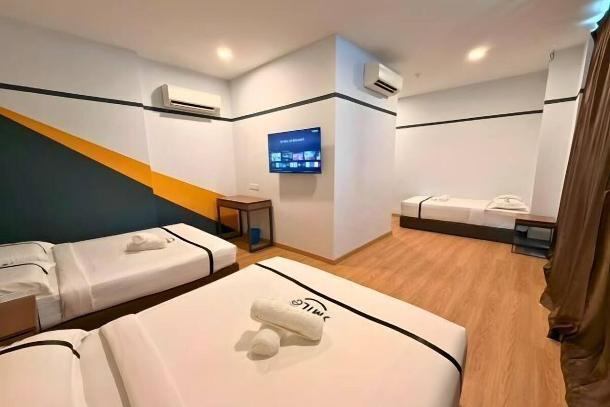 Escritorio, tabla de planchar con plancha, wifi gratis