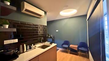 Studio | Desk, iron/ironing board, free WiFi