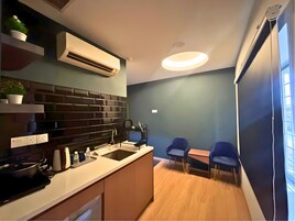 Studio | Meja, seterika/papan seterika, Wi-fi percuma