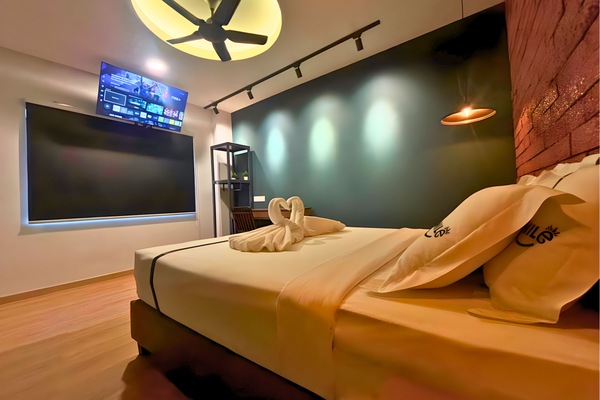 Studio | Desk, iron/ironing board (on request), WiFi (free), bed sheets