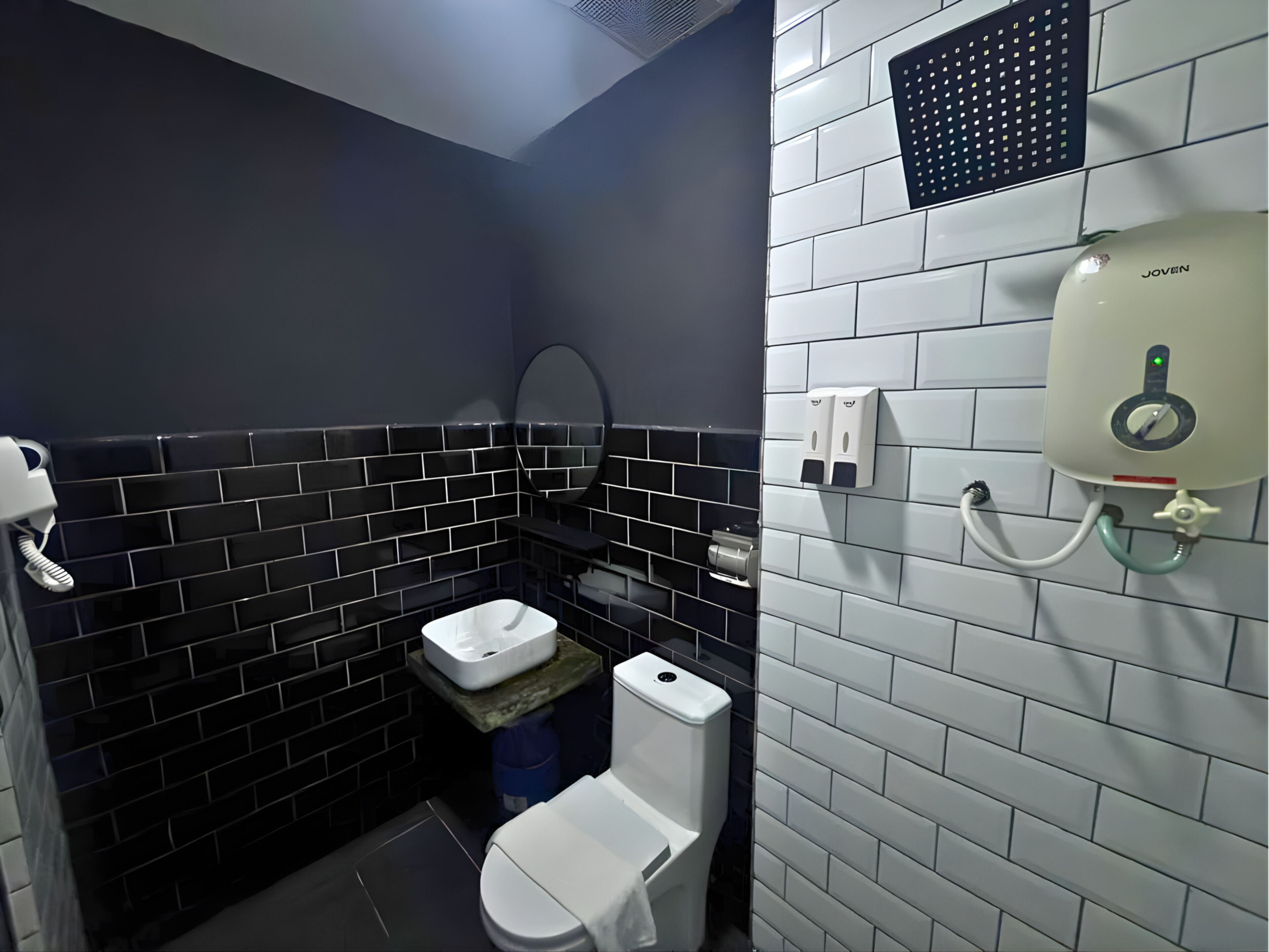 Estudio | Baño | Ducha, secador de pelo, toallas y jabón