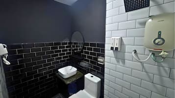 Estudio | Baño | Ducha, secador de pelo, toallas y jabón