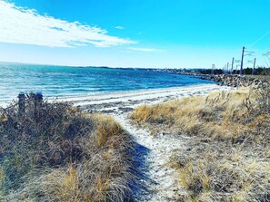 Rannalla, rantapyyhkeitä