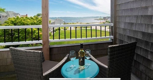 Waterfront 4 bed, 3 full bath house w/ ocean views & seaside activities 