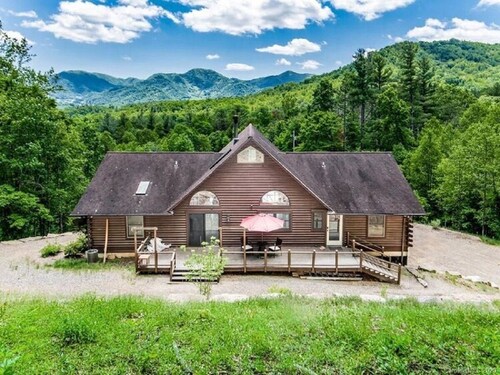  Secluded, scenic and upscale cabin close to Asheville     