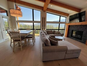 Smart TV, fireplace - Ski In to your Hot Tub & Sauna (Fernie)