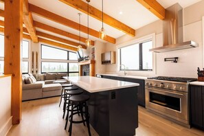 Fridge, microwave, oven, stovetop - Ski In to your Hot Tub & Sauna (Fernie)