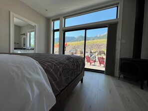 5 bedrooms, iron/ironing board, travel cot, free WiFi - Ski In to your Hot Tub & Sauna (Fernie)