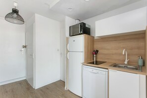 Réfrigérateur, micro-ondes, plaque de cuisson, lave-vaisselle