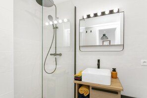 Dusche, Haartrockner, Handtücher, Seife