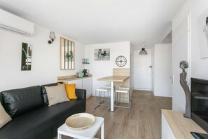 TV - F3 terrace sea view, swimming pool, parking and air conditioning (Sète)