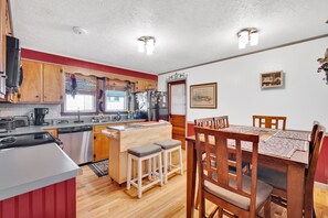 Fridge, microwave, oven, stovetop - YOUR PERFECT GETAWAY! (Newland)