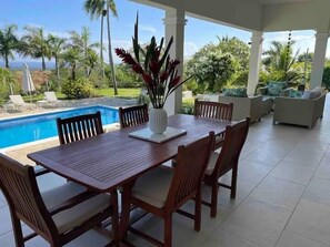 Outdoor dining - Elegant & Spacious Villa with Breathtaking Ocean Views (Sosúa)