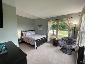 4 bedrooms, iron/ironing board, free WiFi, bed sheets
