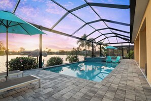 Outdoor pool, a heated pool - Intervillas Florida - Villa Solaris at the Lake (Cape Coral)