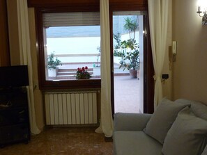 Älytelevisio, kirjoja, stereot, tietokoneen näyttö