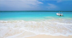 Playa en los alrededores y toallas de playa 