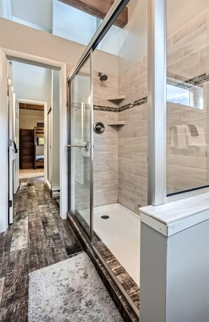 Baignoire, sèche-cheveux, serviettes fournies