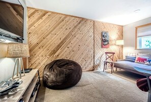 3 bedrooms, iron/ironing board, travel cot, Internet - Creekside Home | 3 BR/3BA | PVT Hot Tub (Frisco)