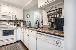 Fridge, microwave, oven, stovetop - Creekside Home | 3 BR/3BA | PVT Hot Tub (Frisco)