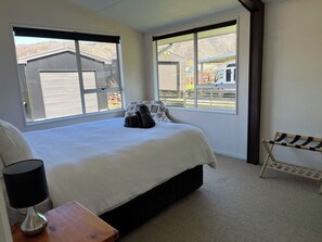 3 bedrooms, iron/ironing board, free WiFi - House - Clyde Getaway - 5 Minute walk to Clyde Township (Clyde)