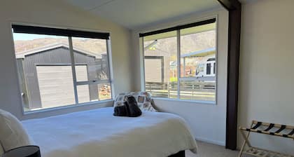 House - Clyde Getaway - 5 Minute walk to Clyde Township